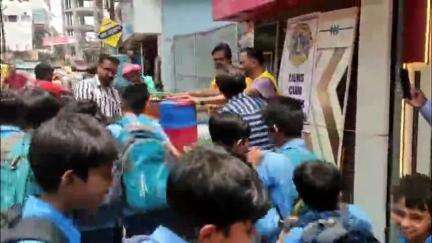 कटिहार: पानी टंकी चौक पर लाइंस क्लब ने शुद्ध पेयजल और शरबत का वितरण किया, गर्मी से राहत पहुंचाई