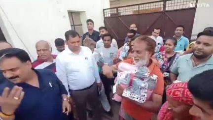 जींद: जींद शहर में प्रशासनिक कार्रवाई से परेशान पीड़ितों को डिप्टी स्पीकर ने सहायता राशि के चेक और राशन वितरित किए