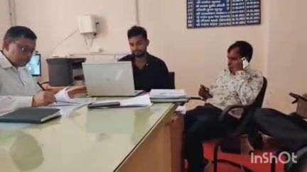 चतरा: सीओ ने चतरा कार्यालय में अंचल कर्मियों के साथ बैठक की, कई निर्देश दिए