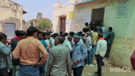 गुना नगर: जिले में खरीफ फसलों की बुवाई की तैयारी में जुटे किसान, नानाखेड़ी मंडी में सरकारी खाद वितरण केंद्र पर लगी किसानों की कतार