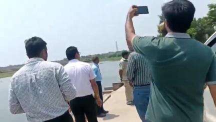 झौथरी: डूंगरपुर के कलक्टर अंकित कुमार सिंह ने चौरासी विधानसभा क्षेत्र के तालाबों का निरीक्षण किया, साफ-सफाई अभियान की दी जानकारी