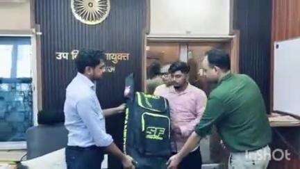 गोपालगंज: गोपालगंज DDC ने युवक को क्रिकेट किट भेंट की, युवक के चेहरे पर खुशी दिखी