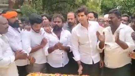 తాడిపత్రి: తాడిపత్రి ఎమ్మెల్యే జేసీ ఆస్మిత్ రెడ్డికి కేక్ తినిపించి ఆప్యాయంగా అలింగణం చేసుకున్న టిడిపి సీనియర్ నేత జెసి పవన్ కుమార్