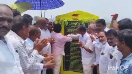 శ్రీకాకుళం: సరుబుజ్జిలి మండలంలోని కొత్తకోట జంక్షన్ ఏబీ రోడ్డు వరకు పలు ప్రాంతాల్లో రోడ్లు నిర్మాణానికి శంకుస్థాపన చేసిన ఎమ్మెల్యే