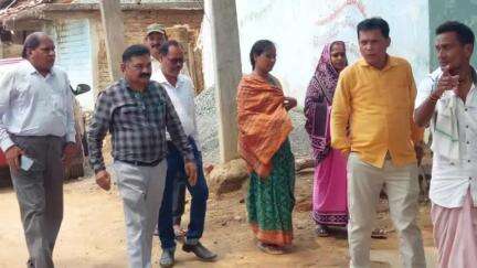 ପଦ୍ମପୁର: ବଜ୍ରପାତରେ ପୁରେନା ଗ୍ରାମର ମୃତ ବାଳକଙ୍କ ଅନ୍ତିମ ଦର୍ଶନ କଲେ ବ୍ଲକ ଶିକ୍ଷା ଅଧିକାରୀ ଓ ରାଜସ୍ବ ନିରୀକ୍ଷକ