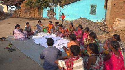 नक्शा बनाकर जलवायु परिवर्तन से लड़तीं महिलाएं