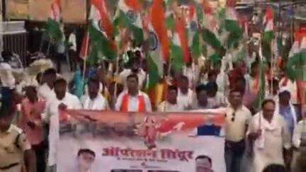 पातेपुर: पातेपुर बाजार में भाजपा विधायक लखेंद्र पासवान के नेतृत्व में तिरंगा यात्रा निकाली गई, जिसमें कई लोग शामिल हुए