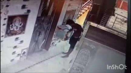 दरियापुर: सुंदरपुर के मनोकामना नाथ महादेव मंदिर से अज्ञात बदमाशों ने दानपेटी तोड़कर पैसे चुराए, घटना सीसीटीवी में कैद