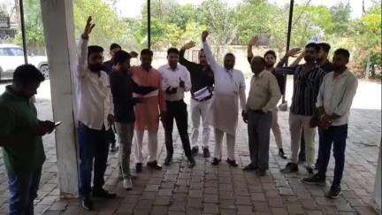 ब्यावरा: लव जिहाद को लेकर ब्यावरा में सकल हिंदू समाज ने एसडीएम कार्यालय में ज्ञापन सौंपा