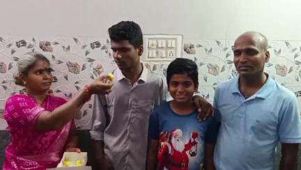 திருத்தணி: அத்திமாஞ்சேரிப்பேட்டை அரசு பள்ளியில் படித்த சைக்கிள் பழுது பார்ப்பவர் மகன் 10ம் வகுப்பு தேர்வில் 495 மார்க் எடுத்து சாதனை