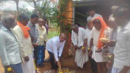 ಕುಂದಗೋಳ: ಕುಂದಗೋಳ ತಾಲೂಕಿನ ಜಿಗಳೂರ ಗ್ರಾಮದ  ಸದ್ಗುರು ಶ್ರೀ ಶೇಷಾಚಾರ್ಯ ಗುರುಗಳ ಮಠ ನಿರ್ಮಾಣ ಕಾಮಗಾರಿ ಭೂಮಿ ಪೂಜೆ ನೆರವೇರಿಸಿದ ಶಾಸಕ ಎಂ ಆರ್ ಪಾಟೀಲ