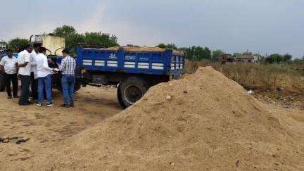 दिग्रस: शहरातील गॅस गोडाऊन जवळ विनापरवाना रेती वाहतूक करणारा ट्रॅक्टर जप्त, उपविभागीय अधिकाऱ्यांची कार्यवाही