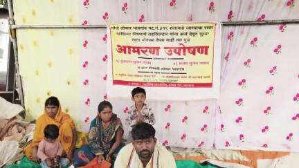 अंबड: दोन बैल बकऱ्यासह लोणार भायगावच्या शेतकरी कुटुंबाची रस्त्याच्या मागणीसाठी अंबड तहसील कार्यालयासमोर आमरण उपोषण