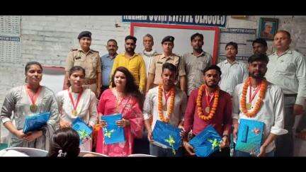 नबीनगर: शहर के सोखा बाबा मंदिर के पास बिहार पुलिस में चयनित छात्र-छात्राओं को किया गया सम्मानित