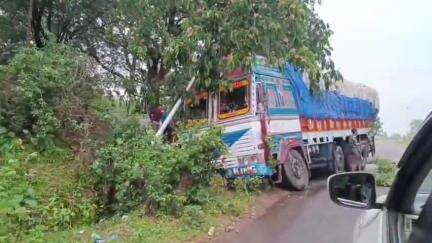 କୋରାପୁଟ ସହର: କୋରାପୁଟ_ସୁନାବେଡା ୨୬ ନଂ ଜାତୀୟ ରାଜପଥ ଘାଟ ଗୁଡ଼ା ନିକଟରେ ଭାରସାମ୍ୟ ରାସ୍ତା କଡକୁ ଖସିଲା ଟ୍ରକ, ଅଳ୍ପକେ ବର୍ତିଲେ ଚାଳକ