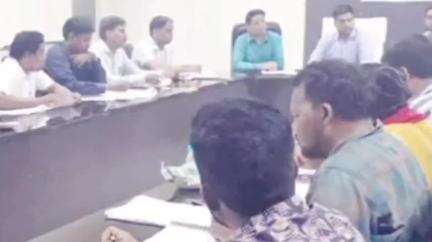 तमनार: जिला पंचायत सीईओ ने तमनार और खरसिया के सीईओ के साथ जिला पंचायत सभा कक्ष में बैठक ली