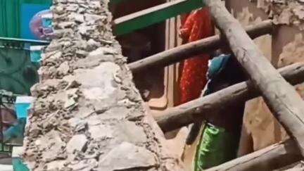 टिहरी: चंबा ब्लॉक के दिखोलगांव में देर शाम तेज आंधी तूफान से एक मकान की उड़ी छत, घर में रहने वाले लोगों की बाल-बाल बची जान
