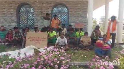 झंझारपुर: झंझारपुर नगर परिषद के सफाई कर्मी ने की हड़ताल, सफाई व्यवस्था ठप, विद्यापति टावर के पास दिया धरना