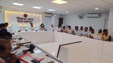 शाहजहांपुर: पंचायती राज विभाग की जिला स्वच्छता समिति और स्वच्छ भारत मिशन (ग्रामीण) की समीक्षा बैठक विकास भवन के सभागार में आयोजित