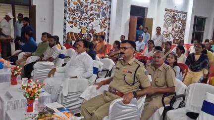 कोडरमा: कोडरमा में बिरसा संस्कृतिक भवन में पुलिस द्वारा मेडिटेशन कार्यक्रम का आयोजन, पुलिस अधीक्षक शामिल हुए
