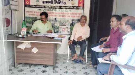 निचलौल: ग्राम गिरहिया टोला परागपुर में केला किसानों के साथ निदेशक मंडल ने की बैठक