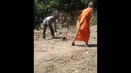 लडभड़ोल: लडभड़ोल के दुर्ग तीर्थ स्थल सड़क मरम्मत न होने से पूर्व सैनिक और ग्रामीण खुद जुटे काम पर,वीडियो हुआ वायरल #viral