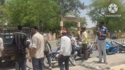 जावद: जावद के महात्मा गांधी महाविद्यालय के पास टेंपो और बाइक की टक्कर, बाइक चालक गंभीर रूप से घायल