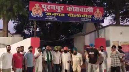 पीलीभीत: सोनू ढाबे पर हुई लूट और मारपीट के मामले में आरोपियों की गिरफ्तारी के लिए थाने पहुंचे संयुक्त किसान मोर्चा के पदाधिकारी