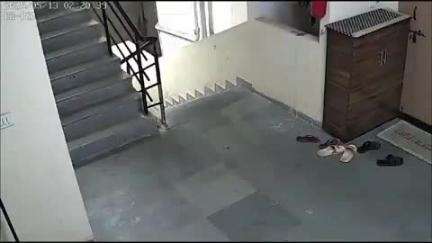 ग्वालियर गिर्द: सागर ताल इलाके में आधा दर्जन से ज़्यादा फ्लैटों के ताले चटकाने के मामले में चोरों का सीसीटीवी वीडियो आया सामने