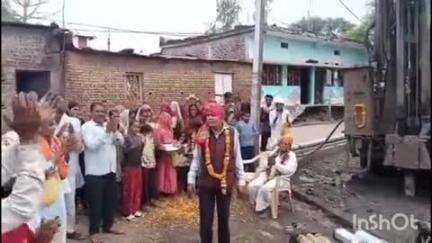 सीहोर नगर: सीहोर के दो गांवों को नलकूप खनन से मिलेगा पानी, बोरिंग मशीन के आगमन पर पुष्प वर्षा और मिठाई बांटी गई