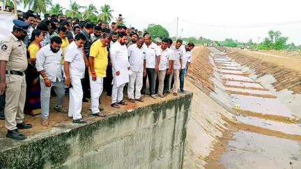 పలమనేరు: దాసర్లపల్లి వద్ద హంద్రీనీవా సుజల స్రవంతి పనులను పరిశీలించిన రాష్ట్ర మంత్రి నిమ్మల రామానాయుడు, ఎమ్మెల్యే అమర్నాథ్‌ రెడ్డి