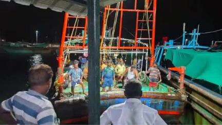 தூத்துக்குடி: மீன்கள் இன பெருக்க தடையை மீறிய கேரளா விசைப்படகு 16 மீனவர்களுடன் நடுகடலில் பறிமுதல் மீன்பிடித்துறை முகத்தில் மீன்வளத்துறை அதிகாரிகள் விசாரணை