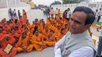 भोकरदन: श्रीक्षेत्र राजुर येथे महागणपती मंदिरात सेवा देणारा सेवेकरांचा मा.कें.रेल्वेमंत्री रावसाहेब दानवेनी केला राजुर येथे गौरव