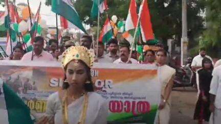 അമ്പലപ്പുഴ: ഓപ്പറേഷൻ സിന്ദൂർ, സൈന്യത്തിന് അഭിവാദ്യം അർപ്പിച്ച് ആലപ്പുഴ നഗരത്തിൽ സ്വഭിമാനയാത്ര