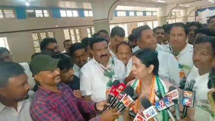 ಹರಿಹರ: 'ಆಪರೇಷನ್ ಸಿಂಧೂರ್ ವಿಚಾರದಲ್ಲಿ ಎಲ್ಲರೂ ದೇಶದ ಪರ ನಿಲ್ಲಬೇಕು,' ಶಾಸಕ ಕೊತ್ತೂರು ಮಂಜುನಾಥ್‌ಗೆ ಹರಿಹರದಲ್ಲಿ ಸಚಿವೆ ಲಕ್ಷ್ಮೀ ಟಾಂಗ್