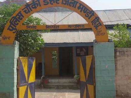 डेहर: स्कूटी सवार ने डैहर फोरलेन चौक पर 2 लोगों पर रास्ता रोककर लोहे की रॉड से हमला कर पैसे और मोबाइल छीनने का लगाया आरोप