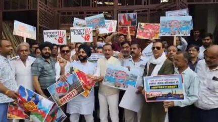 कानपुर: पी रोड चौराहे पर भारतीय उद्योग व्यापार प्रतिनिधि मंडल ने तुर्की और अजरबैजान के सामानों का किया बहिष्कार