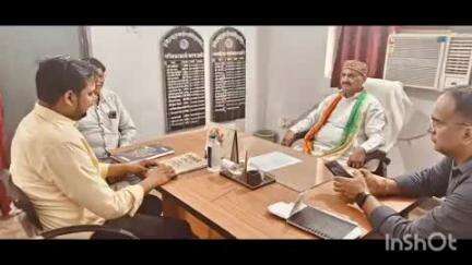तुलसीपुर: तुलसीपुर मंडी समिति में विधायक कैलाशनाथ शुक्ला ने किसानों को फसल बीमा योजना के अंतर्गत चेक का वितरण किया