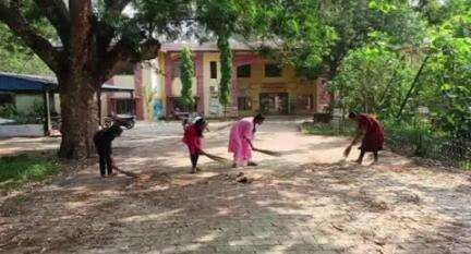 पटमदा: पटमदा में अंचलाधिकारी ने चलाया स्वच्छता अभियान