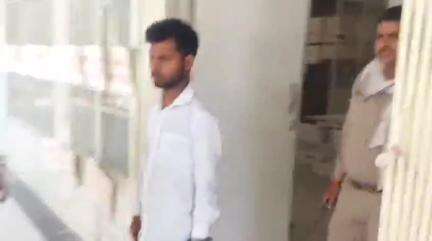 चीनोर: मैरिज गार्डन के बाहर गांजा बेचते हुए तस्कर को पुलिस ने रंगे हाथों पकड़ा