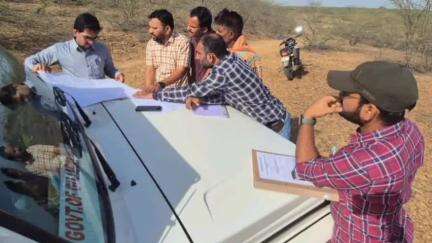 નખત્રાણા: લૈયારી ગામે પ્રસ્તાવિત ડેમ બનાવવાના પ્લાન વિષે સિંચાઈ વિભાગના અધિકારીઓ સાથે જમીન બાબત સ્થળ મુલાકાત કરી