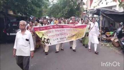 বারাসাত ১: বামফ্রন্ট সমর্থিত ১২ই জুলাই কমিটি এবং নিখিল বঙ্গ সমিতির উদ্যোগে চাকরি হারাদের পাশের দাঁড়িয়ে প্রতিবাদ মিছিল বারাসাতে