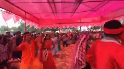 चक्रधरपुर: चक्रधरपुर के सिलफोड़ी गांव में छऊ नृत्य कार्यक्रम का आयोजन, भीड़ उमड़ी