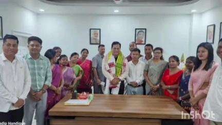 পূব ডিব্ৰুগড়: লক্ষীনগৰ নিজা বাসগৃহত পঞ্চায়ত নিৰ্বাচনত জয়লাভ কৰা প্ৰাৰ্থী হৈতে আলোচনাত বহিল কেন্দ্ৰীয় মন্ত্ৰী সৰ্বানন্দ সোণোৱাল