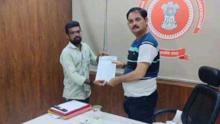 ગાંધીધામ: ભારાપર ગામના લોકોને આધારકાર્ડ તથા રાશનકાર્ડમાં અપડેટ માટે થતી હેરાનગતિ બાબતે મામલતદાર કચેરી ખાતે રજૂઆત