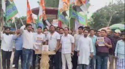 आज़मनगर: आजमनगर: राहुल गांधी पर दरभंगा में दर्ज FIR के विरोध में युवा कांग्रेस ने किया पुतला दहन