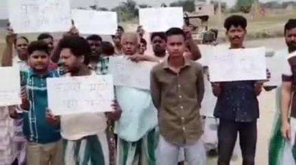 बलरामपुर: बागडोगरा गांव के ग्रामीणों ने पुल निर्माण की मांग को लेकर प्रदर्शन किया, जमकर नारेबाजी की