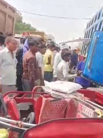घाटमपुर: आनूपुर मोड़ पर डंपर ने तीन ई-रिक्शा को कुचला, मासूम बच्ची की मौत, 3 लोग घायल