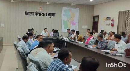 आरोन: जिला पंचायत कार्यालय में जिला CEO ने जल गंगा संवर्धन अभियान की समीक्षा बैठक ली, तीन कर्मचारियों को नोटिस जारी