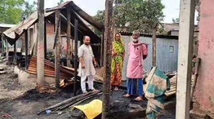 बारसोई: मलिकपुर में अग्निपीड़ितों से मिले युवा कांग्रेस के प्रखंड अध्यक्ष, हर संभव मदद का आश्वासन दिया